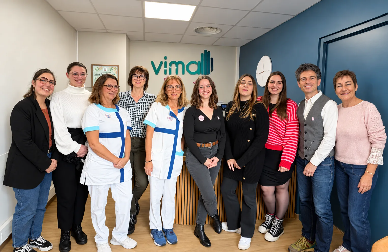L’équipe du Centre VIMA réunie dans les locaux du centre
